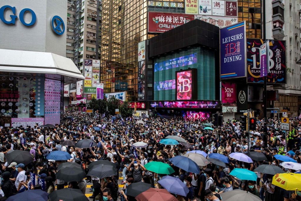 Des manifestants prodémocratie se rassemblant dans le quartier de Causeway Bay à Hong avant les manifestations prévues. (photo AFP)