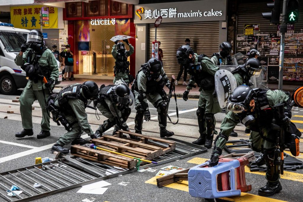 La police enlevant les restes d’une barricade de fortune placée par des manifestants prodémocratie. (photo AFP)