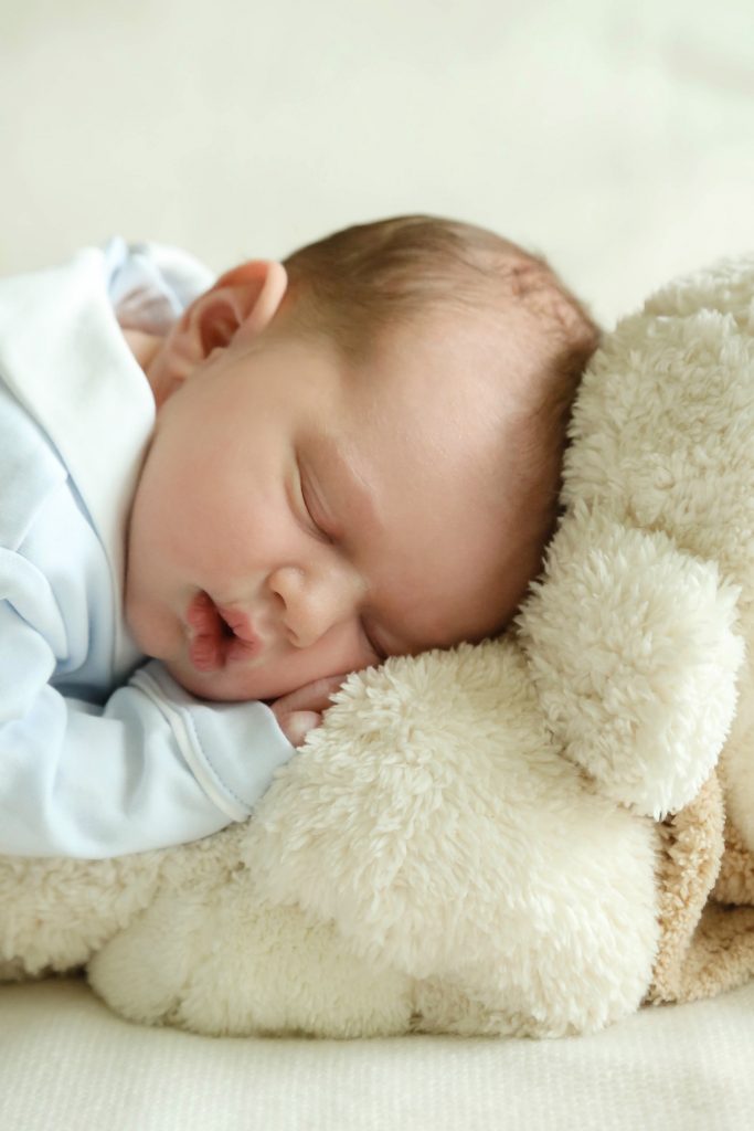 Le Prince Charles a certes ouvert les yeux au monde il y a seulement trois jours, mais qu'il est est doux de dormir sous la protection de ses parents (©CélineMaia-StudioByC). 