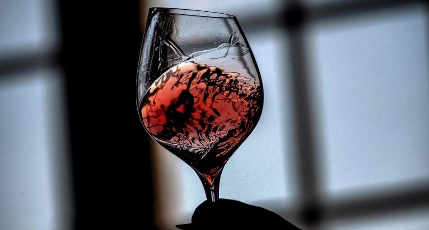 Du vin dans le gel hydroalcoolique : la France distille les excédents de la  crise
