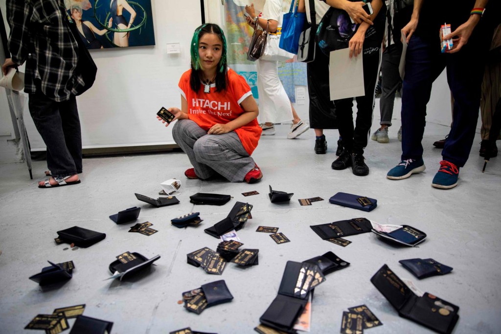 L'artiste Minori Murata posant à côté de son installation "Gods and Mom believe in you", quelques heures avant l’ouverture de l’exposition aux « voleurs ». (photo AFP)