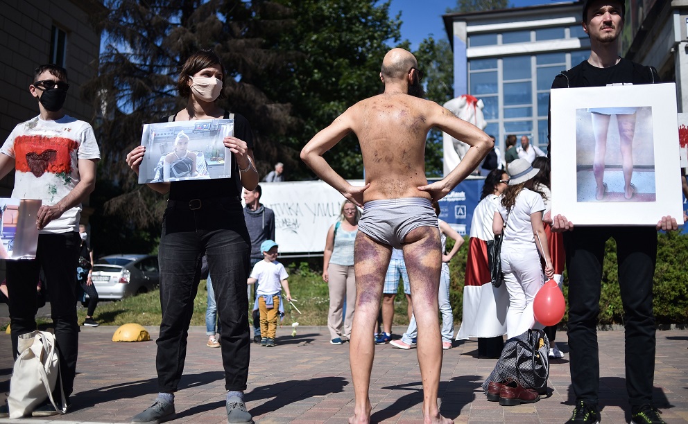 Des manifestants dénoncent les sévices subis en détention. 