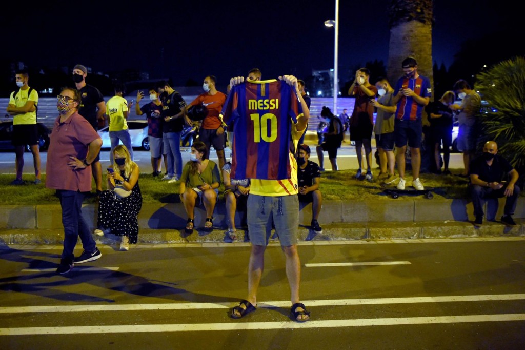 Les supporters demandent la démission du président Josep Maria Bartomeu. (photo AFP)