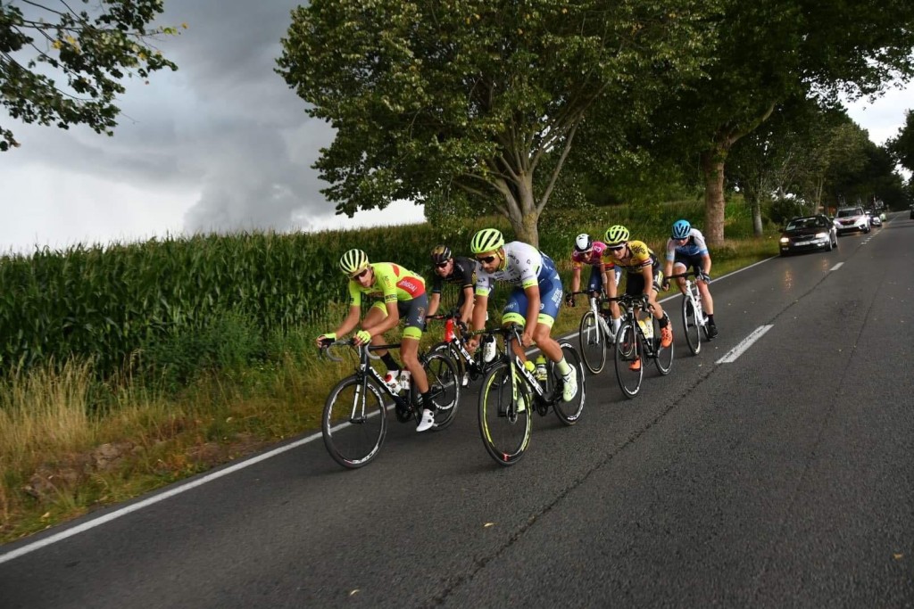 Tom Wirtgen qui mène ici l'échappée se trouve en sixième position au classement général.