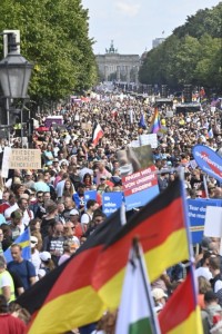 38 000 personnes selon les autorités ont participé en majorité dans le calme au défilé "anti-masque". (Photo : AFP).