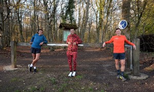 Abdelaziz Merzougui (au c.), posant aux côtés de Rachid Habbaz et Pascal Godart, respectivement directeur technique et président de l’Entente athlétisme-triathlon du Grand Longwy (EATGL). (Photo : Julien Garroy)