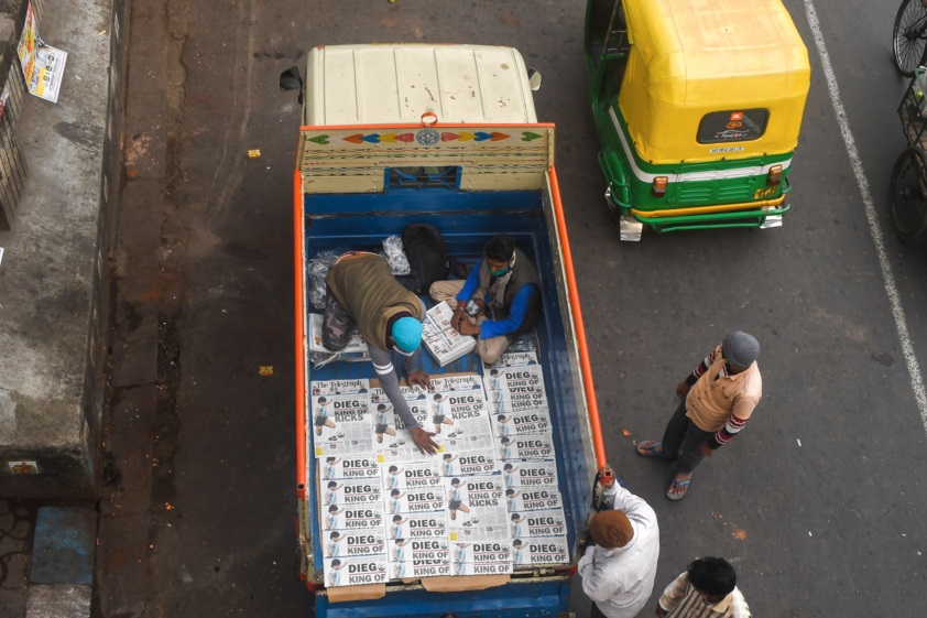 Livraison de journaux en Inde (Photo : AFP).