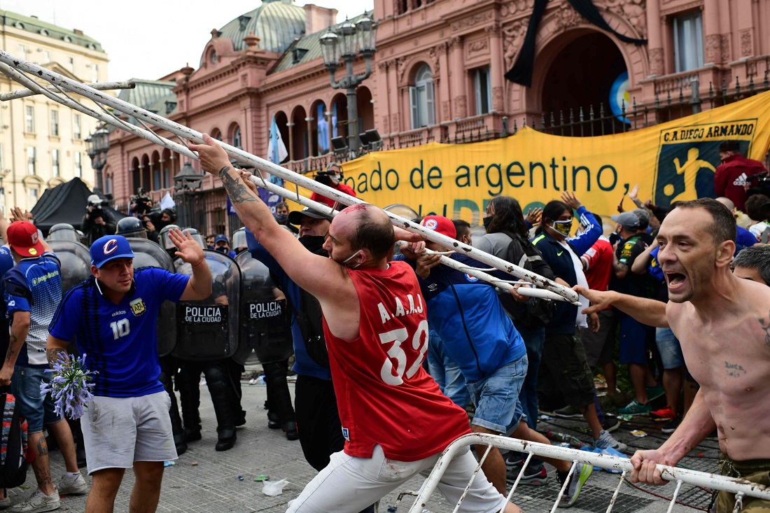 Des émeutes ont eu lieu à Buenos Aires, face aux difficultés d'accès au cercueil de Maradona (Photo : AFP).
