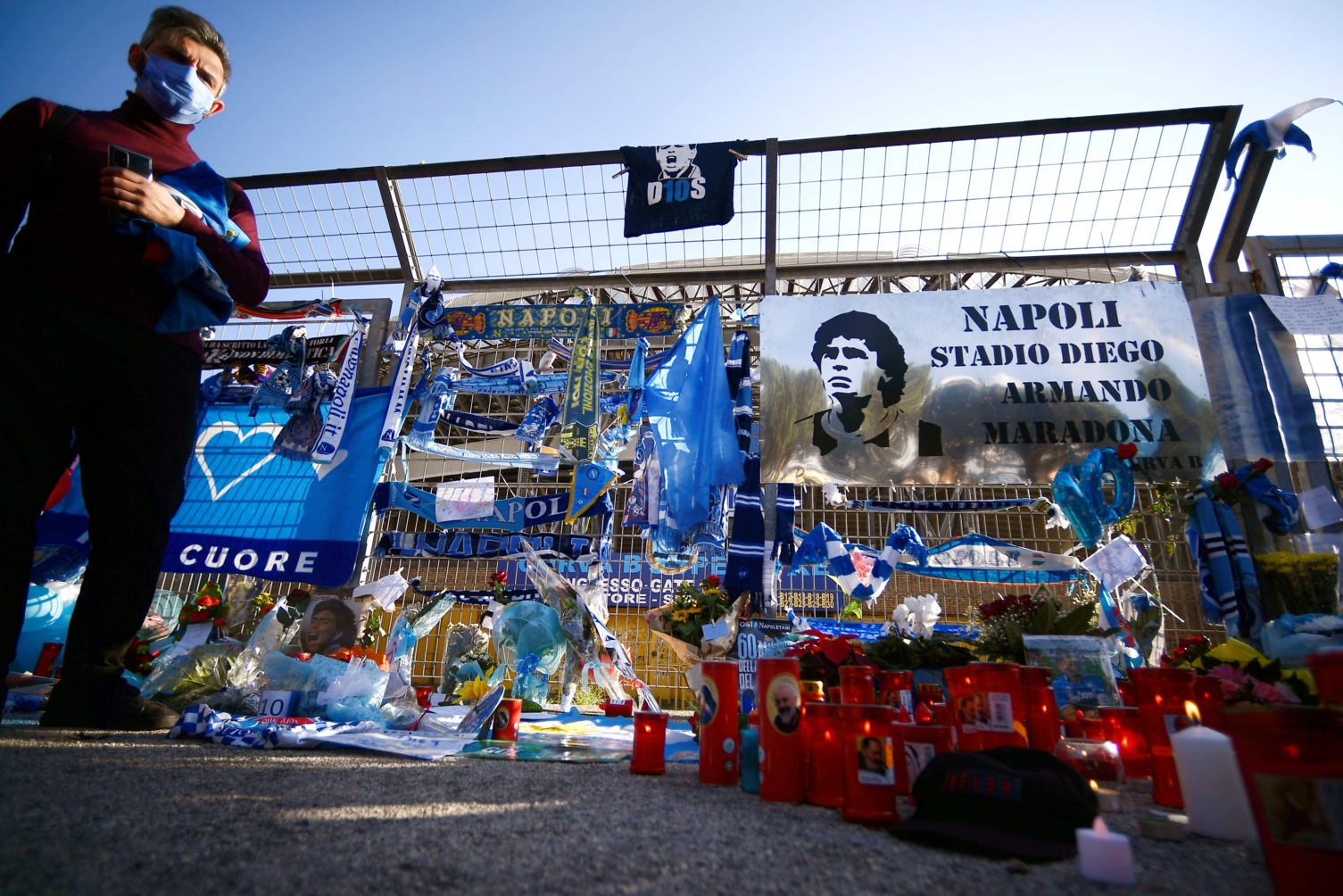 Devant le stade San Paolo à Naples (Photo : AFP).