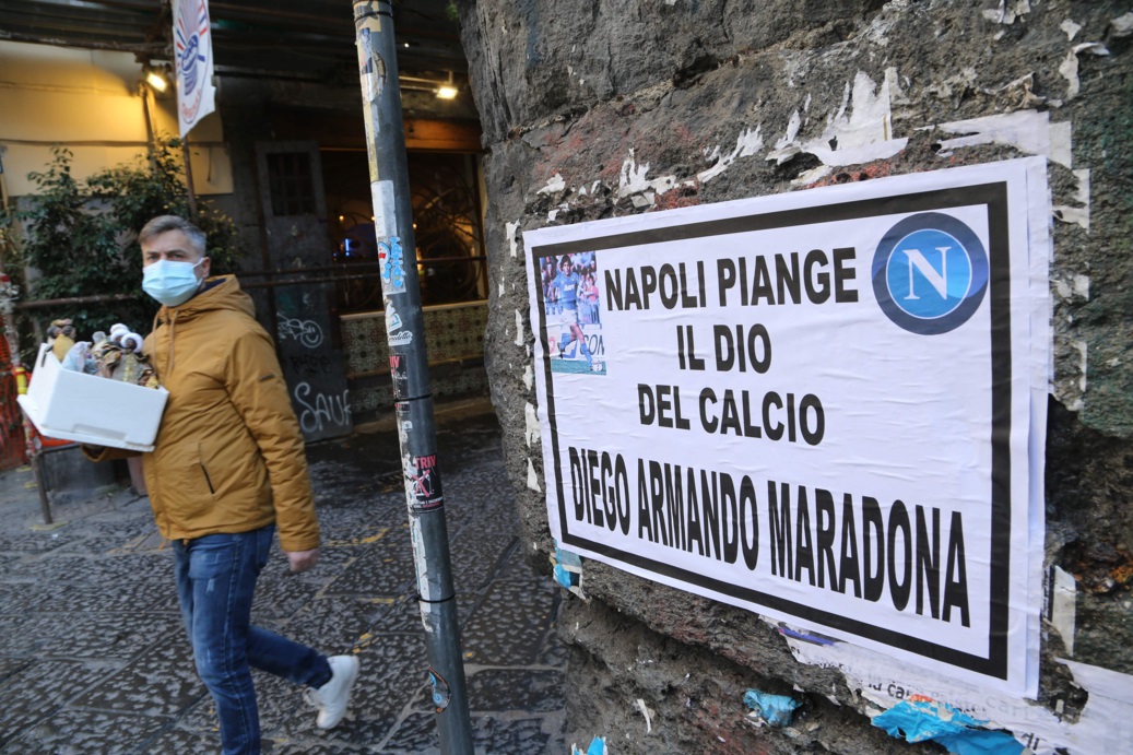 La tradition italienne d'annoncer les décès à même les murs a été respectée à Naples (Photo : AFP).