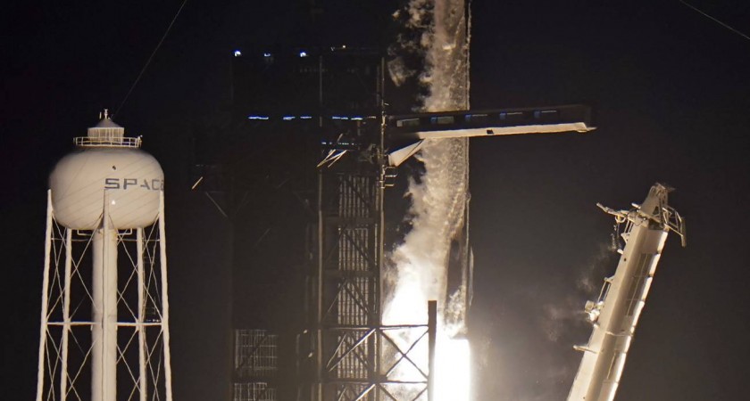 Les premiers touristes de SpaceX sont en orbite dans l'espace