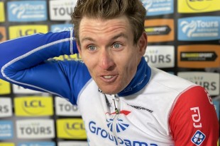 Arnaud Démare sauve sa saison en remportant Paris-Tours, dernière classique pour 2021.