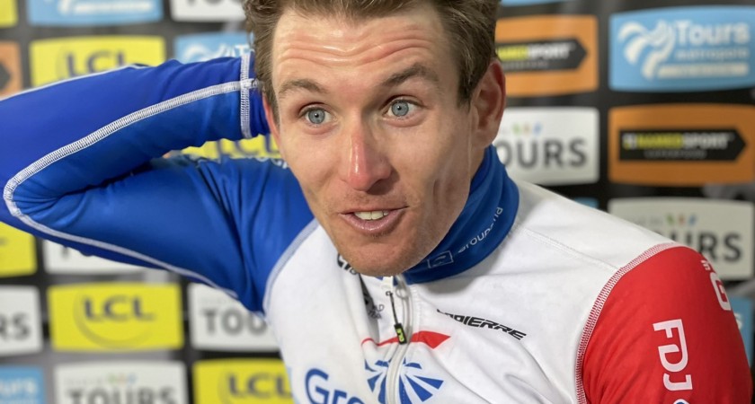 Arnaud Démare sauve sa saison en remportant Paris-Tours, dernière classique pour 2021.