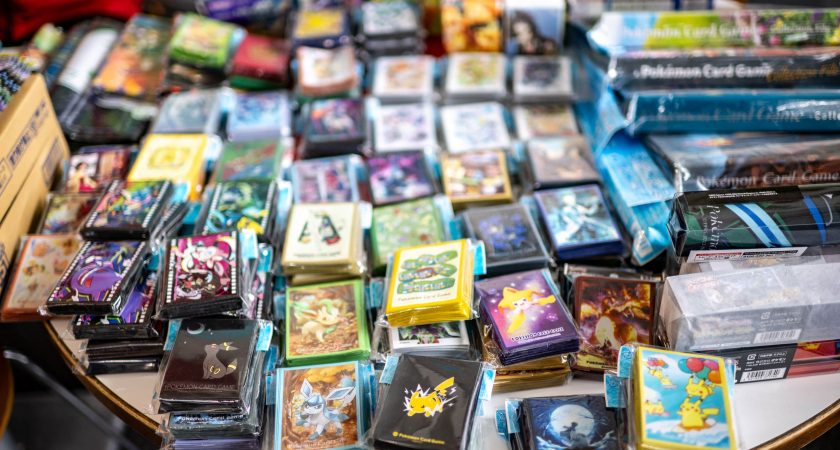 Jeu compétitif et objets de collection convoités : la folie mondiale des  cartes Pokémon