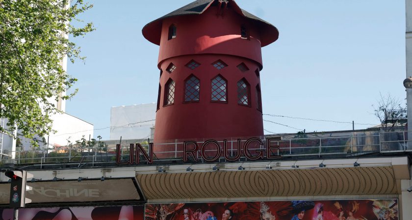 A Paris, les ailes du célèbre Moulin Rouge sont to
