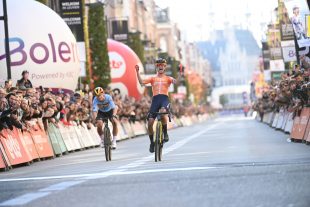 C'est au sprint que Marianne Vos s'est imposée face à Lotte Kopecky (Photo : @UCIcycling).