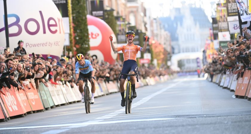 C'est au sprint que Marianne Vos s'est imposée face à Lotte Kopecky (Photo : @UCIcycling).