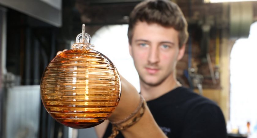 Les secrets de fabrication de GRIP, la nouvelle boule de Noël du Centre d’art verrier de Meisenthal